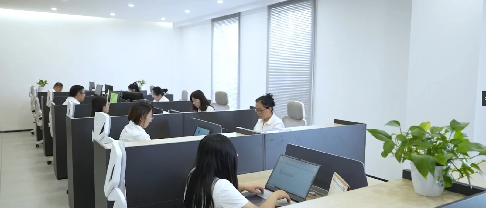 The Jitian Intelligent export desk in Xuzhou where incoming inquiries are answered